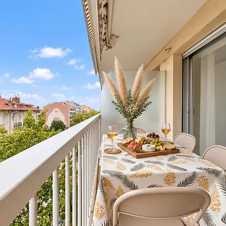 élégant T2 Rénové Avec Balcon Au Centre De *