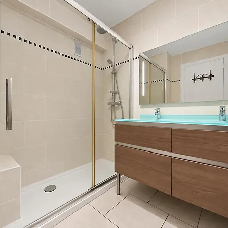 élégant T2 Rénové Avec Balcon Au Centre De Cannes