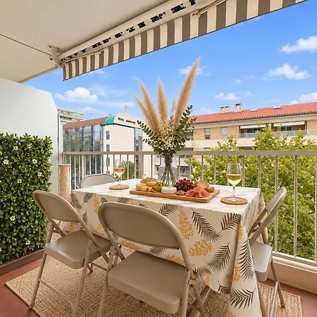 élégant T2 Rénové Avec Balcon Au Centre De Cannes